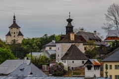 Vľavo Nový zámok, vpravo klopačka