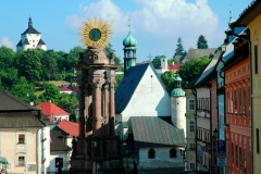 Námestie sv. Trojice, morový stĺp, Nový zámok v pozadí