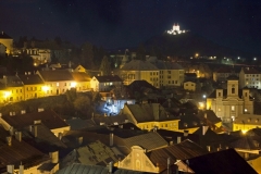 Nočný pohľad na mesto, v pozadí Kalvária
