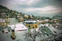 Zimný pohľad na mesto, v pozadí Kalvária